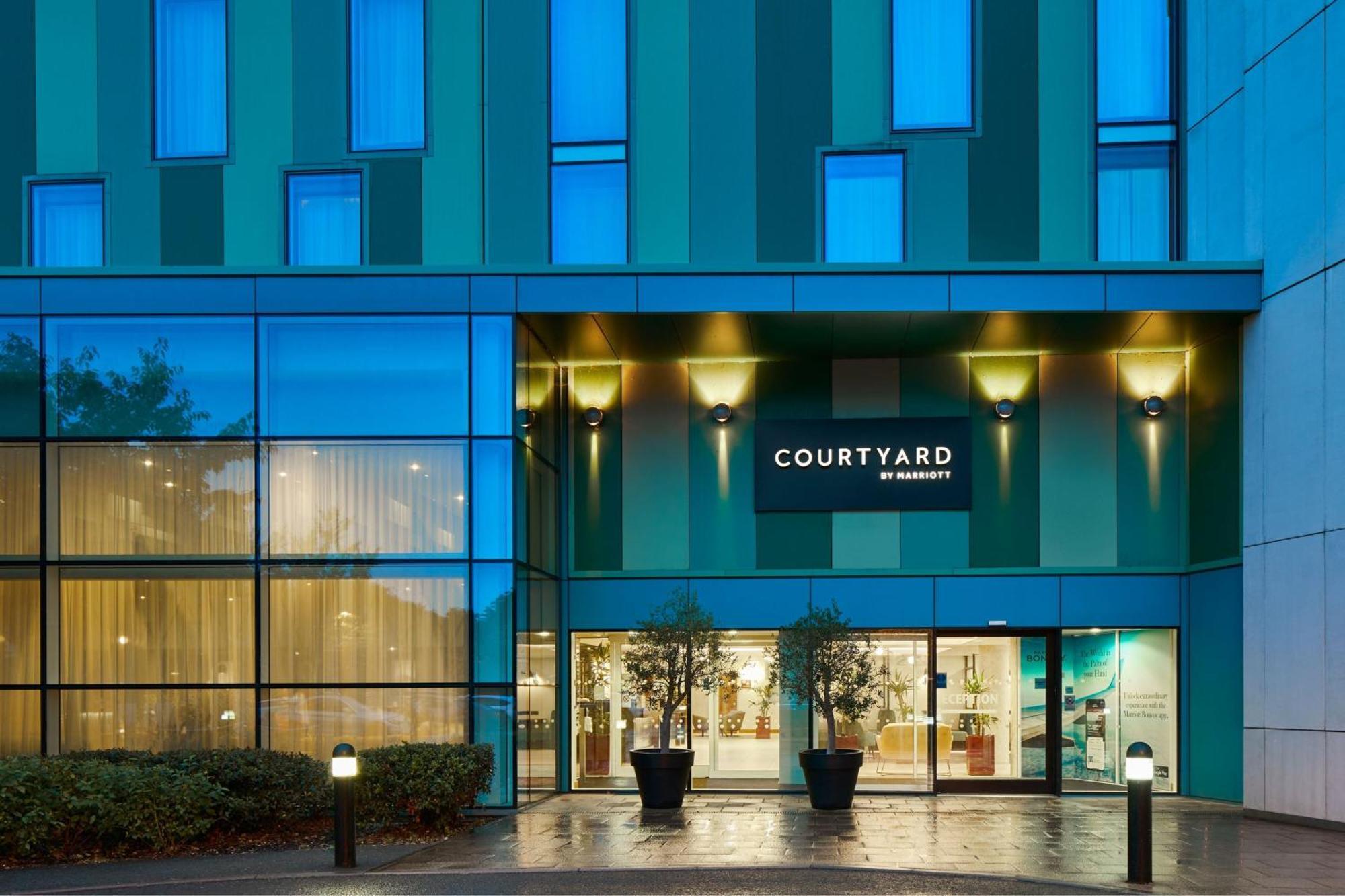 Courtyard By Marriott London Gatwick Airport Hotel Crawley  Exterior foto