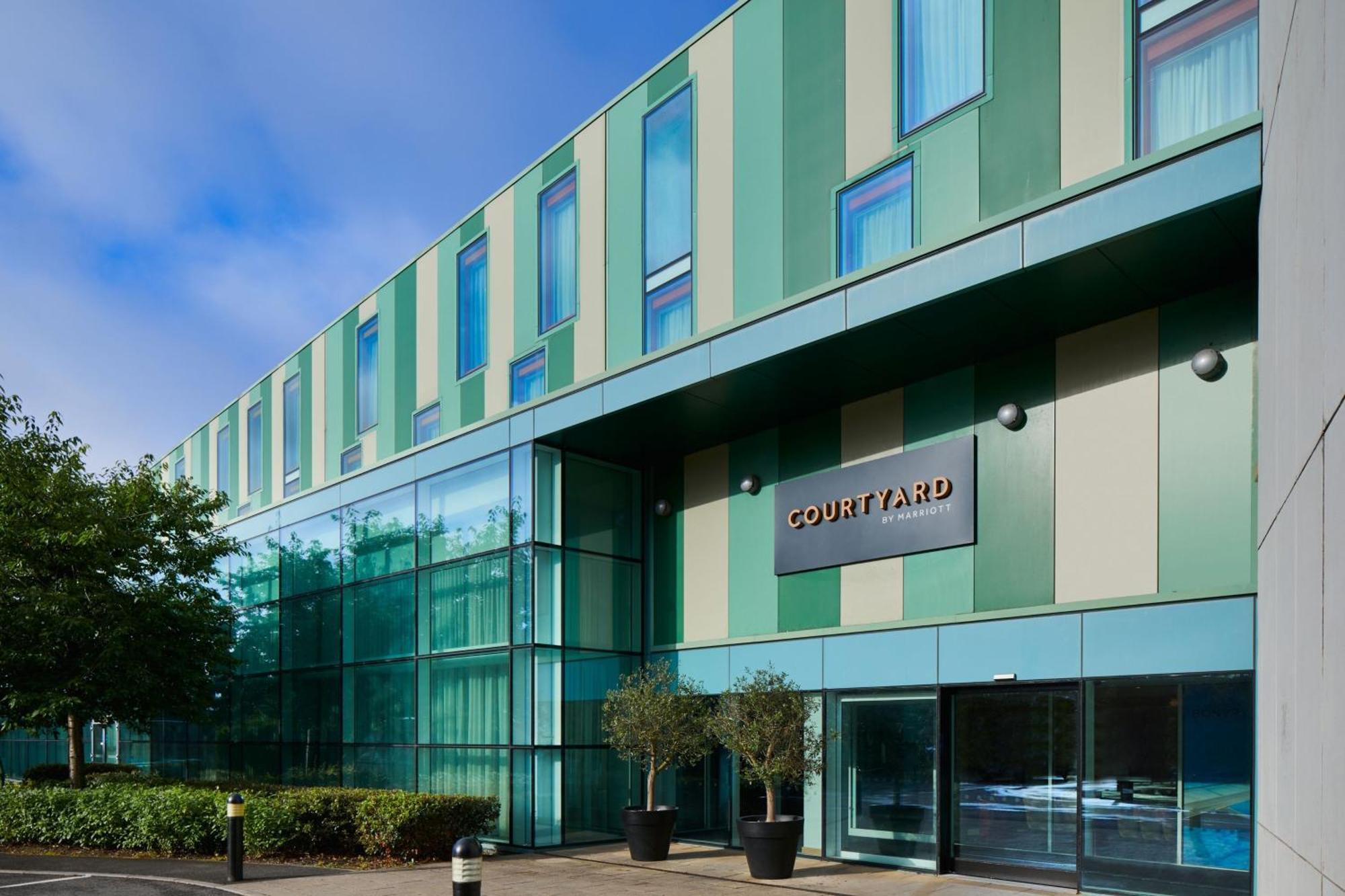 Courtyard By Marriott London Gatwick Airport Hotel Crawley  Exterior foto