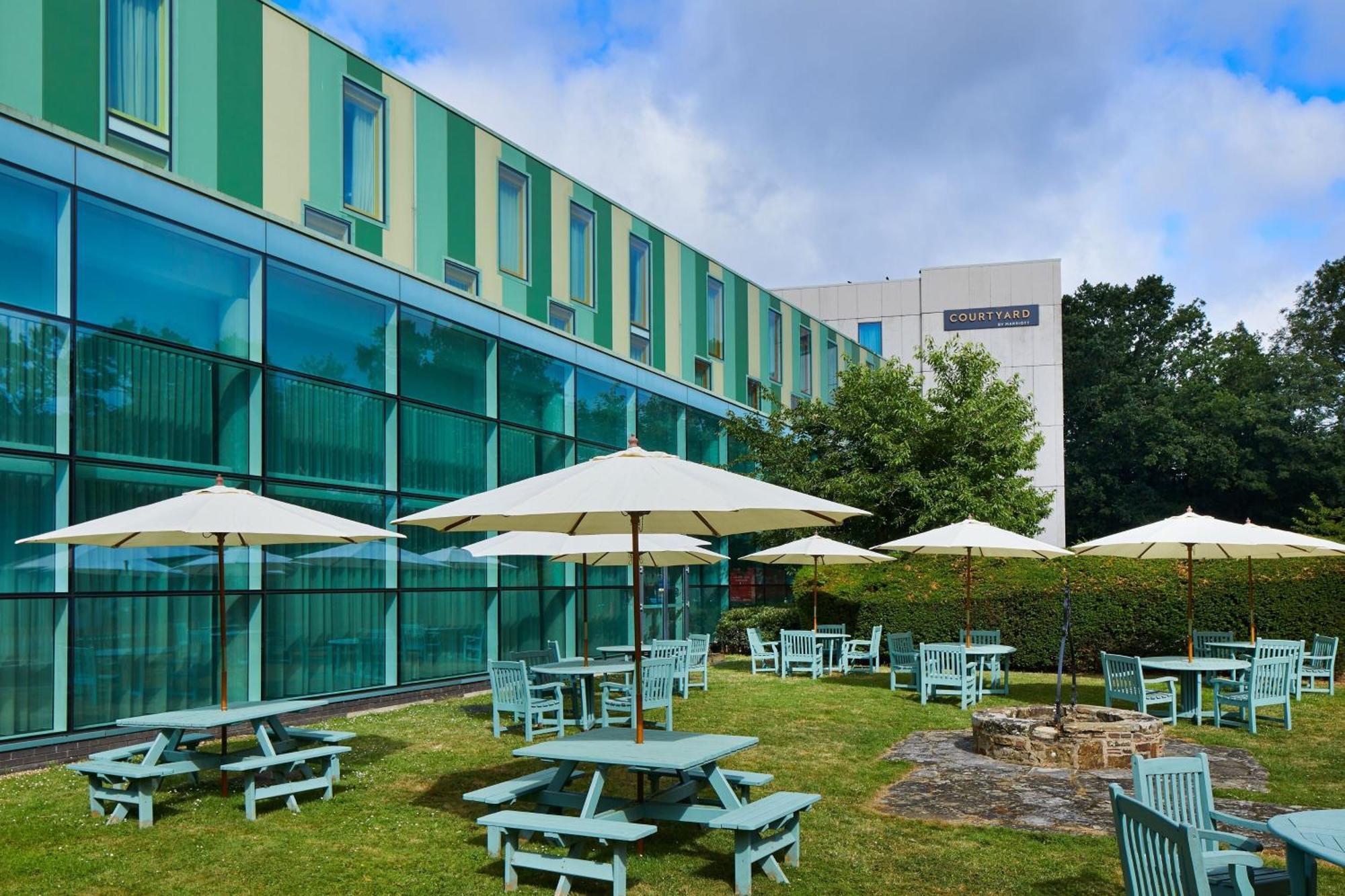 Courtyard By Marriott London Gatwick Airport Hotel Crawley  Exterior foto