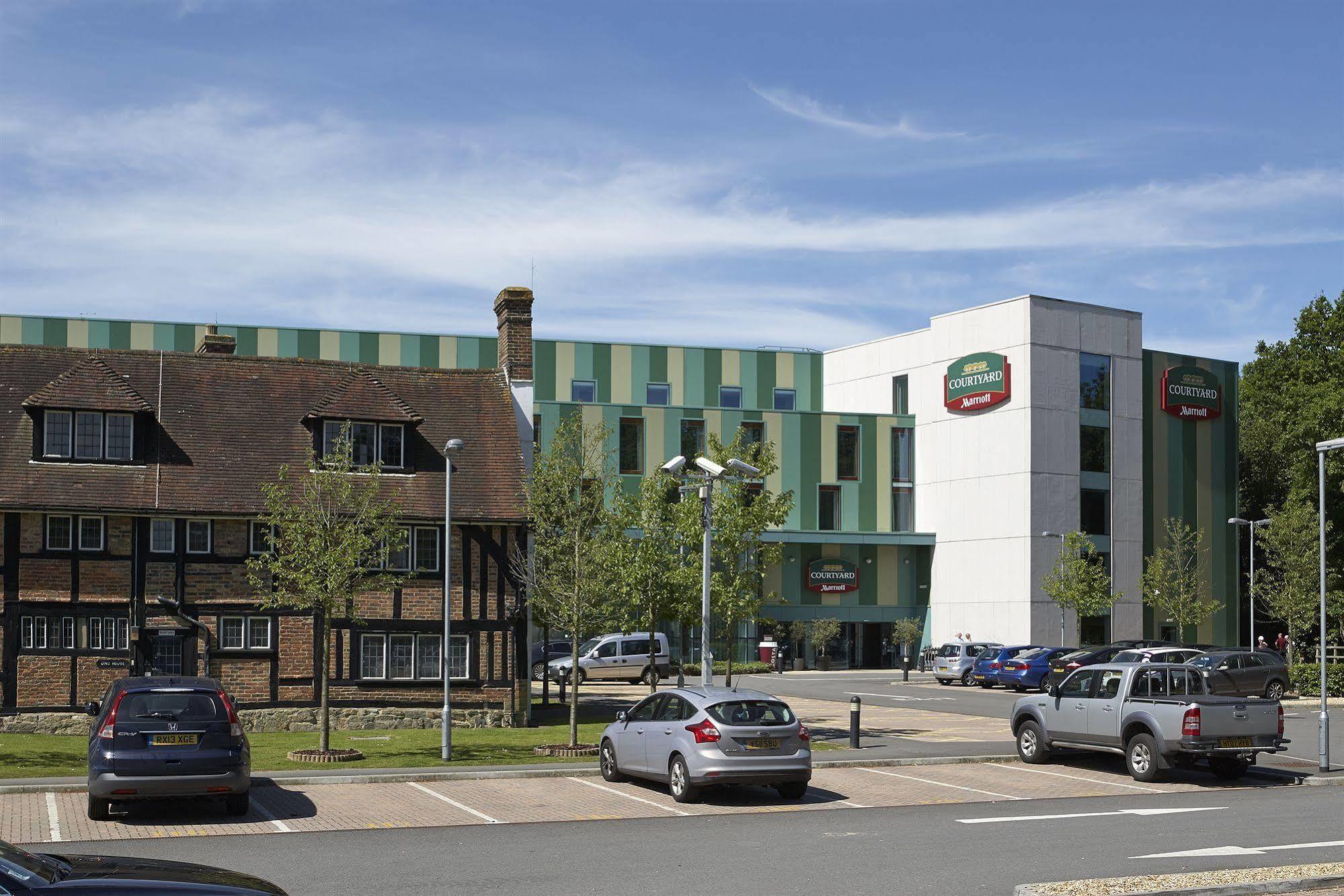 Courtyard By Marriott London Gatwick Airport Hotel Crawley  Exterior foto