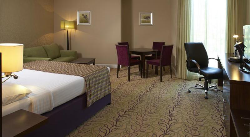 Courtyard By Marriott London Gatwick Airport Hotel Crawley  Exterior foto